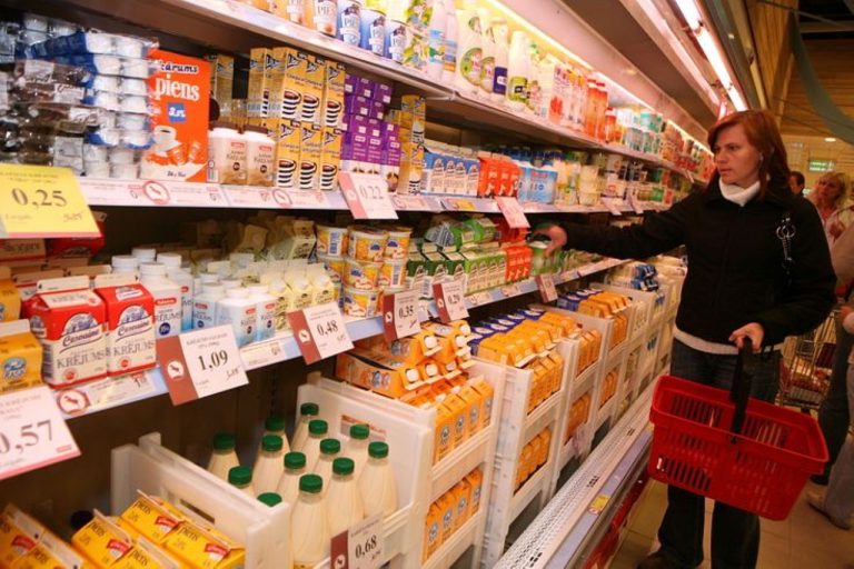 С 1 июля часть продуктов в Латвии подешевеет: торговцы и производители подписали соглашение о снижении НДС до 12%