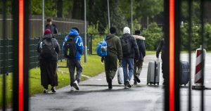Туристам в Европе грозят штрафы до 2500 евро за шлепанцы: где действуют запреты и почему