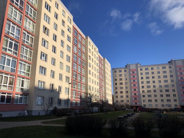 «Люди годами ждут, а там квартиры пустые стоят!»: в Рижской думе ответили на жалобы рижанки