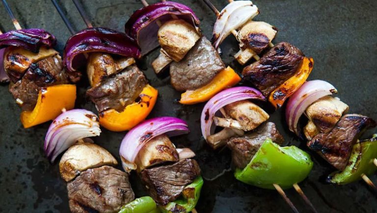 Мясо в надежных руках: знаки зодиака, которым можно смело доверить шашлык