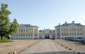 В Риге на пляже Вакарбулли открыли новую спасательную станцию и подняли «Голубой флаг»