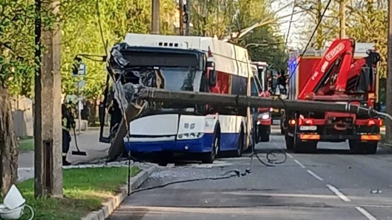 В Риге утром в понедельник троллейбус врезался в столб на улице Прушу