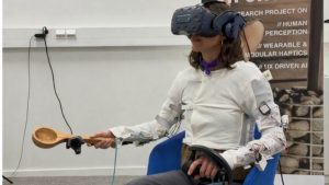 Человек в VR-очках в виртуальной сауне — технология передаёт ощущение жара и холода через специальную куртку