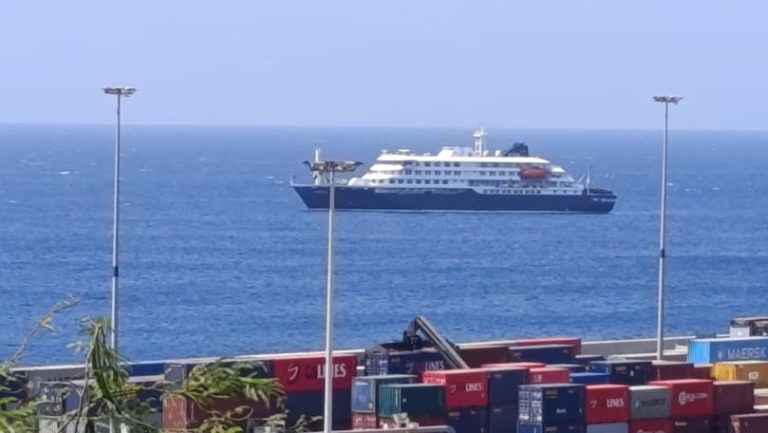 Круизный лайнер MV Hondius у берегов Кабо-Верде после вспышки хантавируса на борту