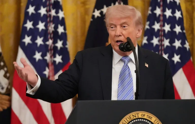 Трамп неожиданно приостановил операцию США в Ормузском проливе: что происходит