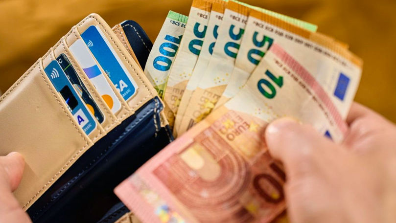 В Латвии официально установили черту бедности на уровне 699 евро в месяц