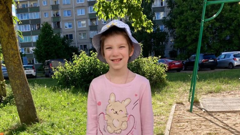 «Зеленая лампа»: 6-летняя Анечка рано потеряла маму, сейчас ей нужна помощь в оплате реабилитации
