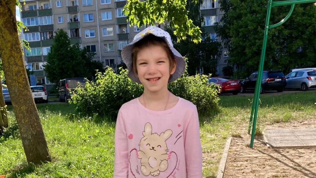 «Зеленая лампа»: 6-летняя Анечка рано потеряла маму, сейчас ей нужна помощь в оплате реабилитации