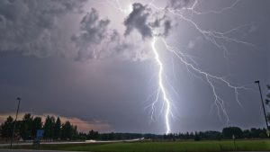 Циклон с юга испортит латвийские выходные дождями и грозами