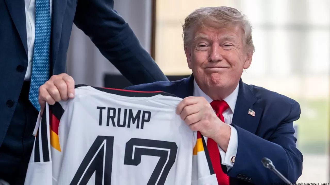 «Трамп N 47»: Мерц подарил президенту США на день рождения «футбольный» подарок