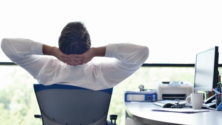 Работа без фанатизма: почти половина сотрудников в Латвии не считает карьеру главным в жизни