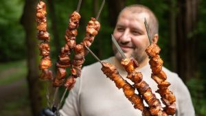 В Латвии становится все меньше Янисов и Лиг: новые данные перед праздниками