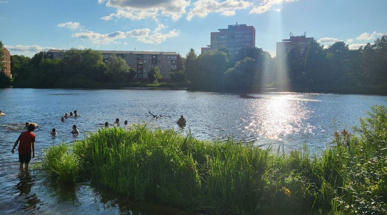 Лето набирает обороты: вода в некоторых местах для купания в Риге достигла +20 градусов