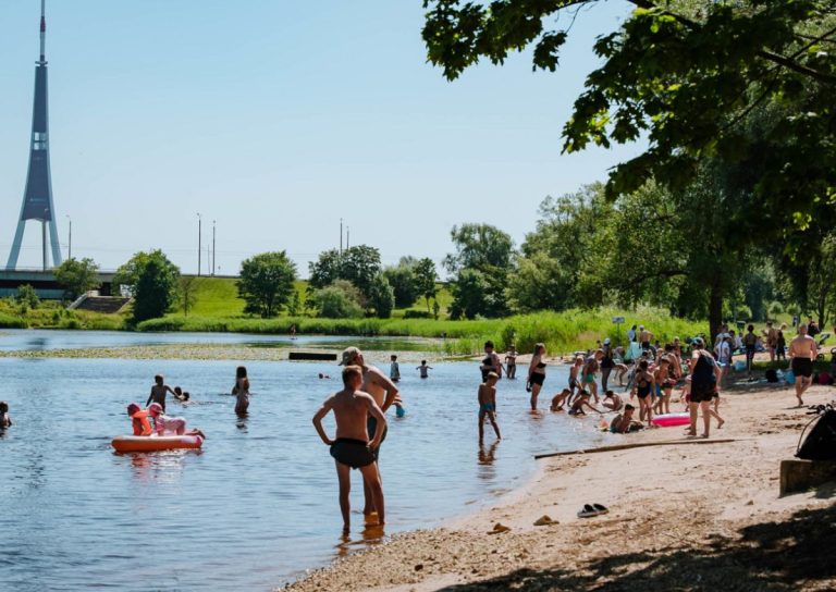 Вода в Риге прогрелась до +23°C: где уже можно комфортно купаться в жару