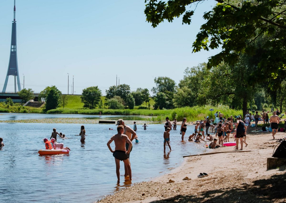 Вода в Риге прогрелась до +23°C: где уже можно комфортно купаться в жару