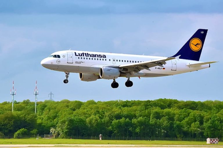 Новый Boeing Lufthansa рухнул носом на землю в аэропорту Франкфурта: есть пострадавшие