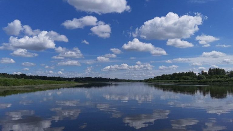 Вода в водоемах Латвии прогрелась до 20 градусов