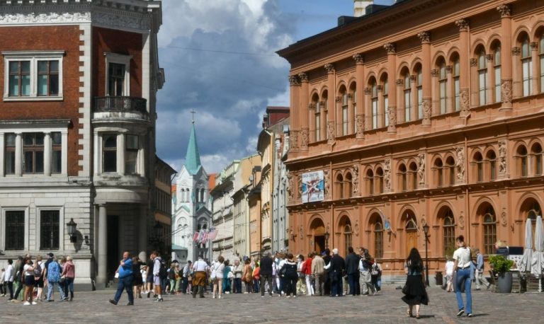 Названы самые многочисленные возрастные группы в Латвии: лидируют 38-летние