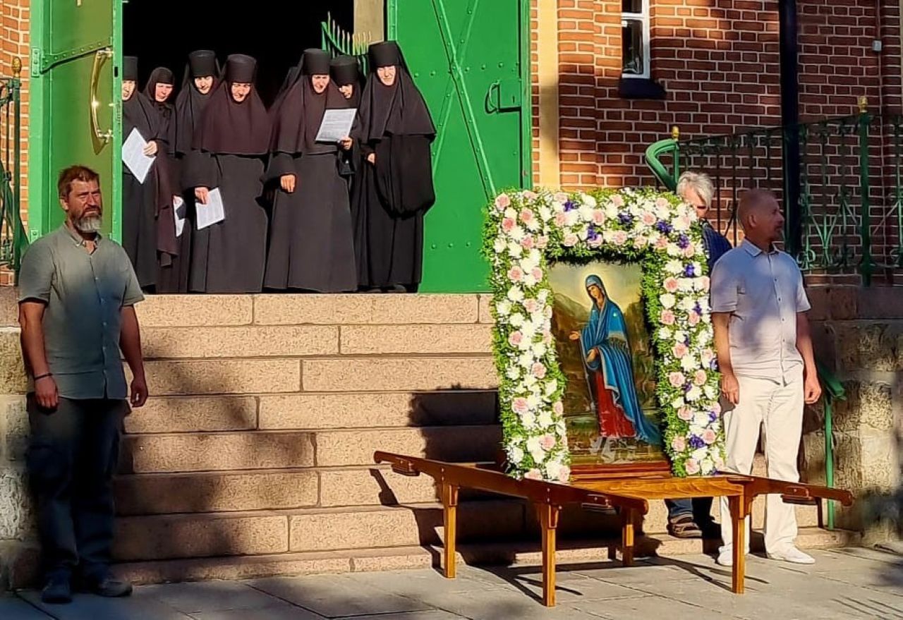 В Пюхтицком монастыре отмечают день чудотворной иконы Божьей Матери «У источника»