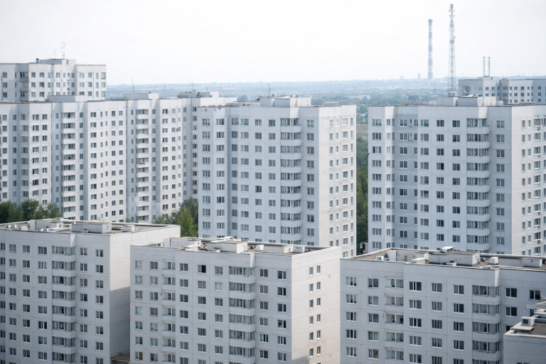 В Риге вводят плату за муниципальные квартиры: что изменится для жильцов и кто сможет получить помощь