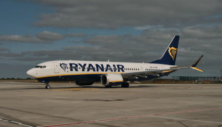 ЧП на рейсе Ryanair: во время полёта пассажира затянуло в разбитый иллюминатор