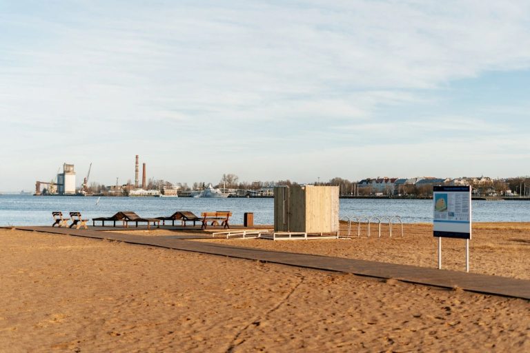 На пляже на Кипсале водолазы очистили дно от ракушек: отдыхающие жаловались на порезы ног