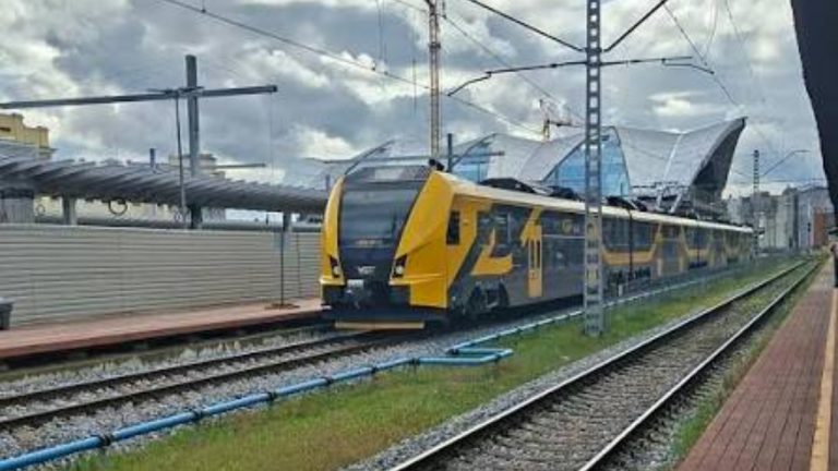 В Риге поезд насмерть сбил человека: движение на линии в Юрмалу было нарушено