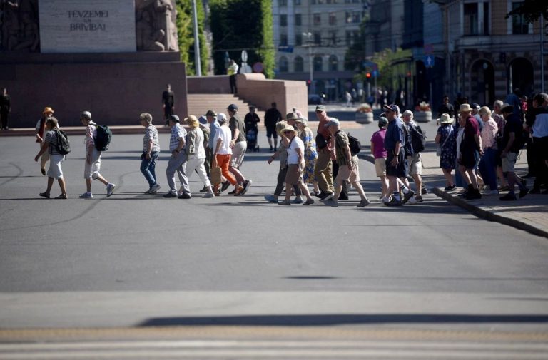Низкая рождаемость, старение и дефицит людей: Еврокомиссия предупреждает о демографических вызовах в Латвии