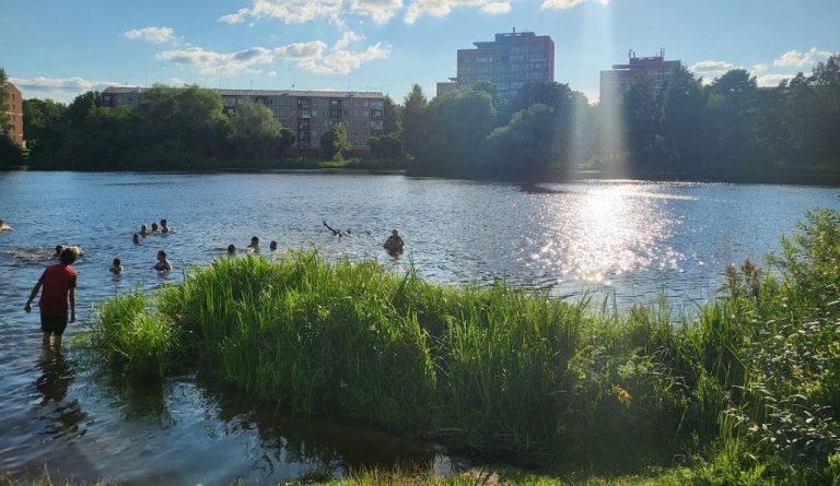 Температура воды в реках и озерах Латвии прогрелась до +24 градусов, в Рижском заливе - до +22
