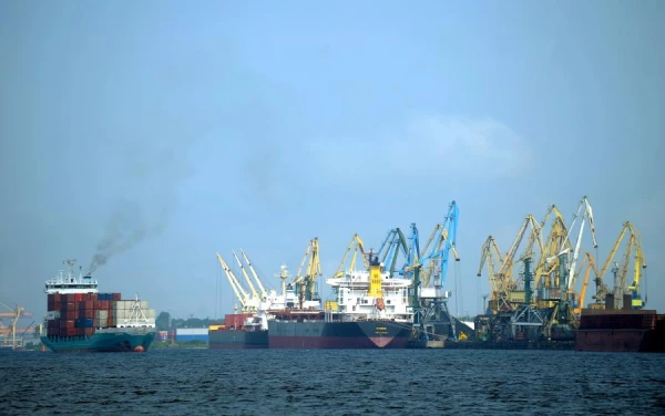 Пожарные двенадцать часов тушили огромную гору металлолома в Рижском порту