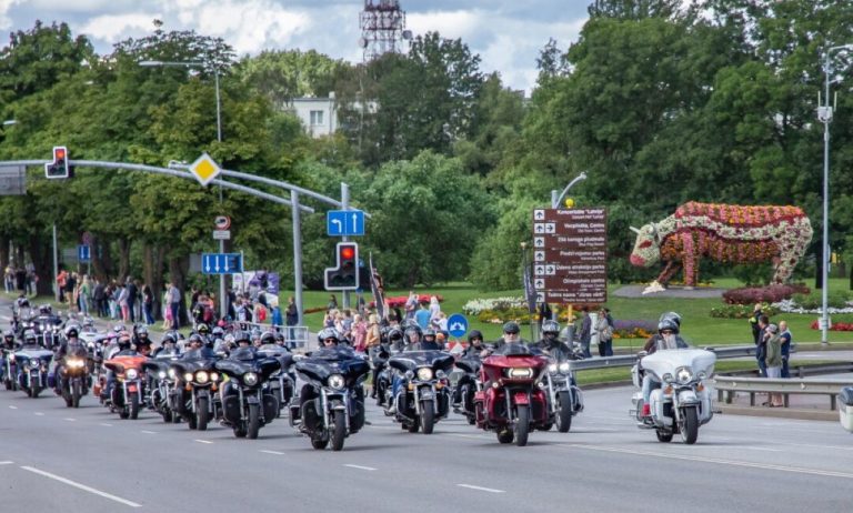 Участник Kurland Bike Meet в Вентспилсе сбил пешехода: двое госпитализированы