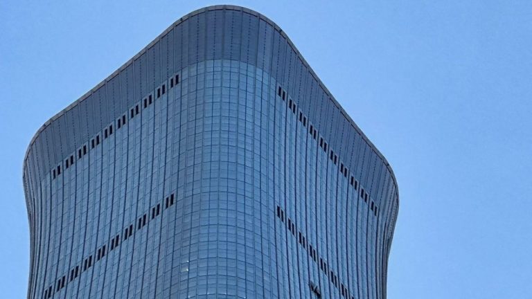 Власти Китая назвали причины крушения самолета у главного небоскреба Пекина