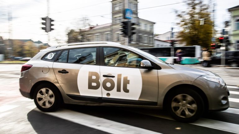 Рижский таксист рассказал, что Bolt заблокировал ему доступ к работе после жалоб пассажиров