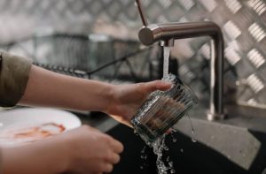 Электромобиль вспыхнул на парковке в Риге, водители успели отогнать соседние машины
