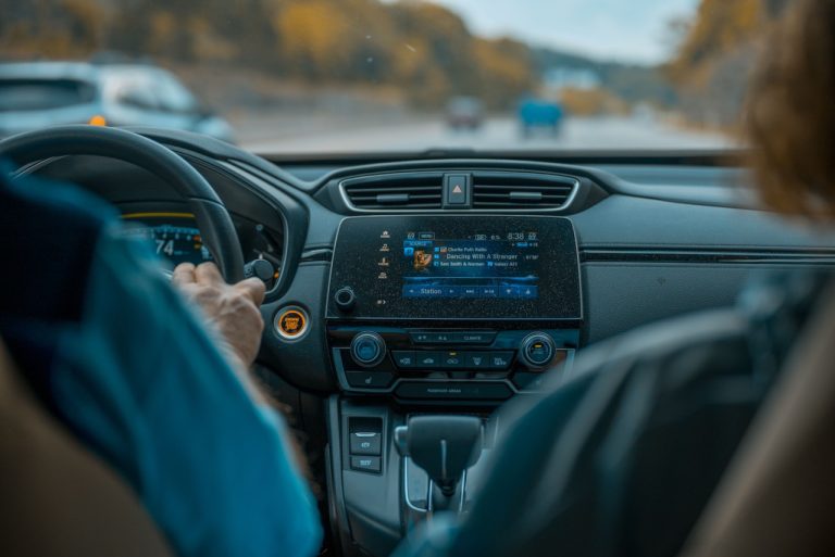Бельгия просит ЕС обязать всех автопроизводителей устанавливать радио в новых машинах - в том числе и ради свободы слова