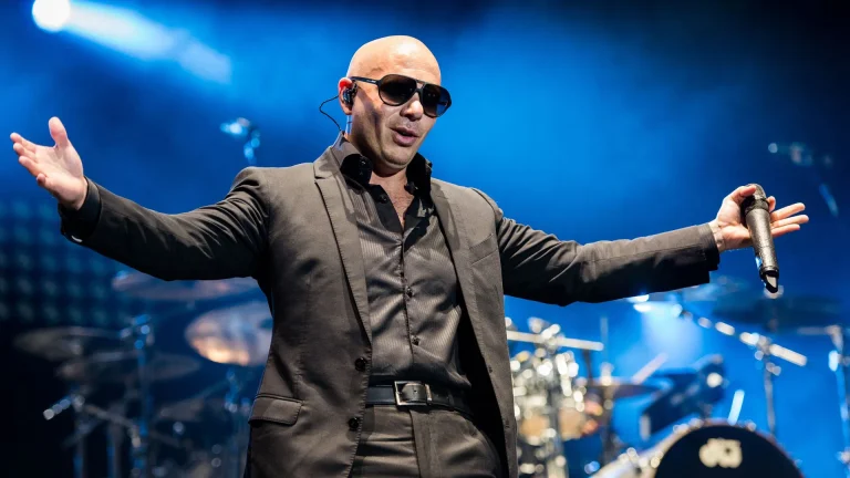 За сутки до концерта Pitbull в Риге организаторы сообщили об отмене выступления
