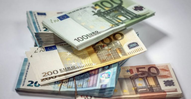 Минимальную зарплату в Латвии могут повысить до 835 евро уже в 2027 году