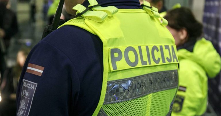 В Айзкраукле задержана сотрудница полиции: в состоянии опьянения она устроила ДТП и скрылась с места аварии