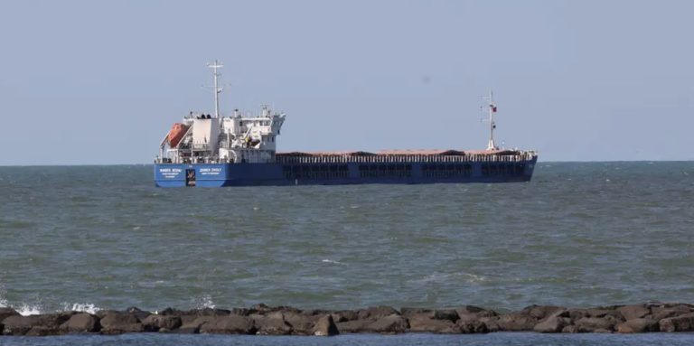 Красное море теряет суда, пока нефтяные танкеры выбирают долгий путь вокруг Африки