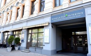 Энн Хэтэуэй случайно надела дизайнерский комбинезон задом наперед. Модные журналы приняли это за новый тренд