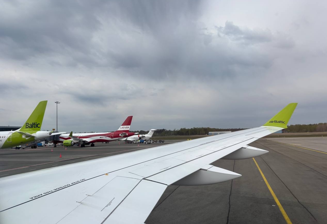Скандал в соцсетях из-за платной рассадки детей и родителей на рейсах airBaltic