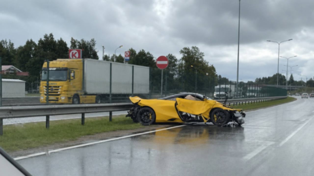 В Риге разбили суперкар McLaren: на улице Карля Улманя водитель потерял управление (видео)