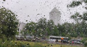 Столицу и регионы накроют дожди, но к вечеру в Риге выглянет солнце