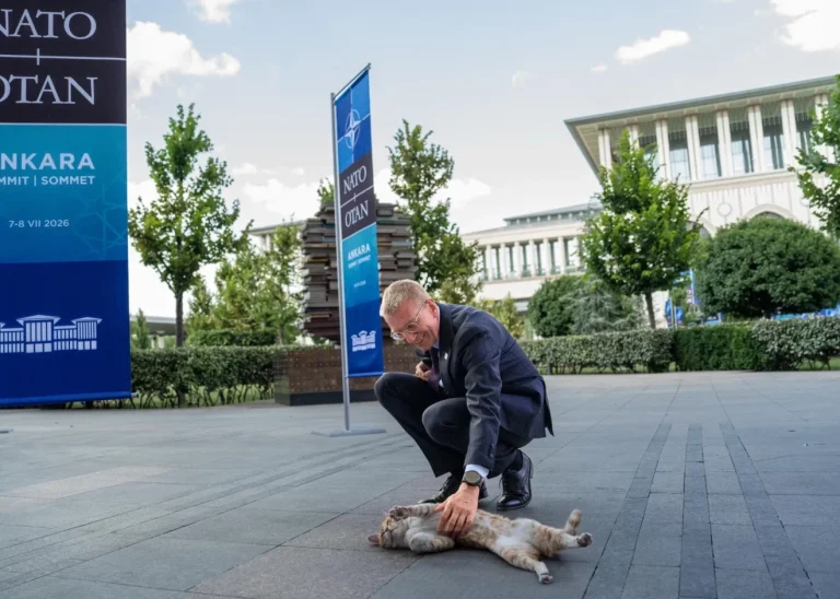 Неофициальный кадр Эдгара Ринкевича с саммита НАТО в Анкаре покорил латвийских пользователей соцсетей