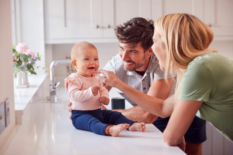 Работаешь и растишь ребенка? Выплата 75% родительского пособия станет постоянной