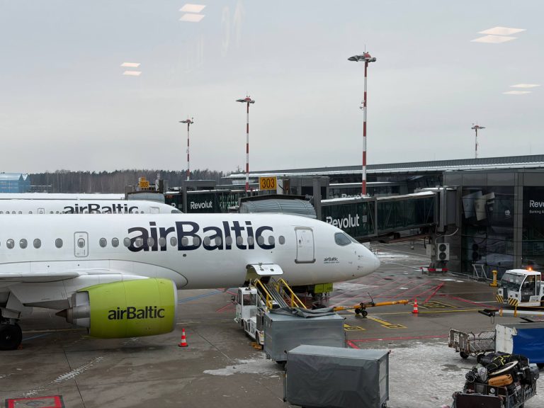 Из Риги исчезнут несколько зимних рейсов airBaltic: какие маршруты затронут изменения