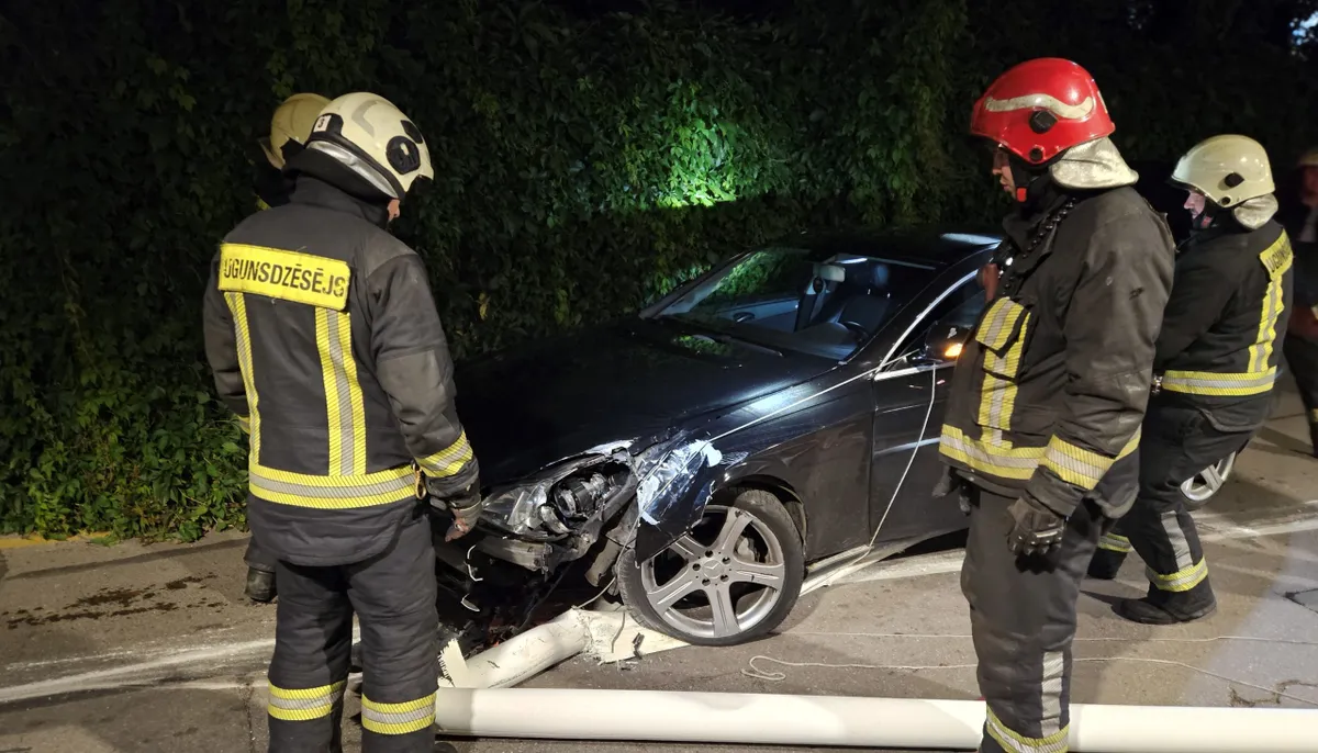 В Риге Mercedes на большой скорости перелетел через велополосу и врезался в территорию АЗС