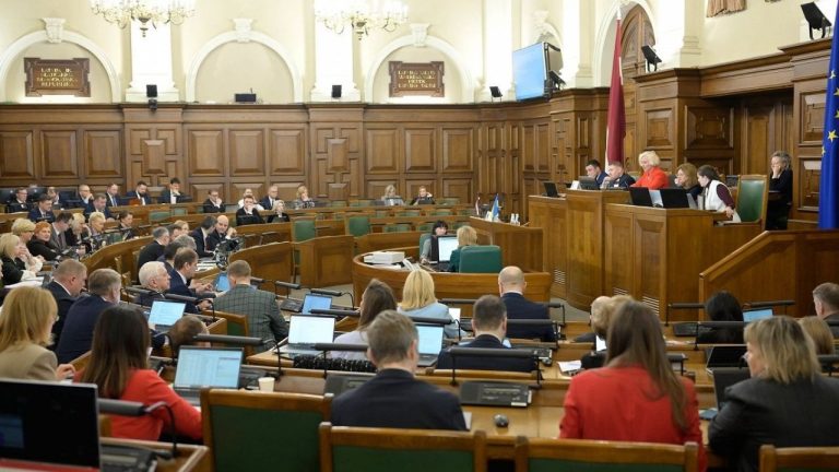 Более 10 тысяч человек подписались за отмену компенсаций депутатам Сейма на транспорт и жилье