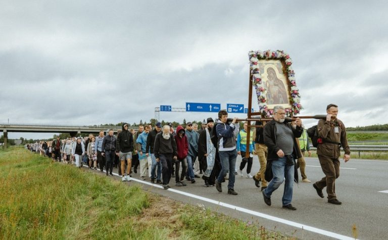 Латвийская Православная Церковь приглашает в Крестный ход в Спасо-Преображенскую пустынь под Елгавой: как стать участником
