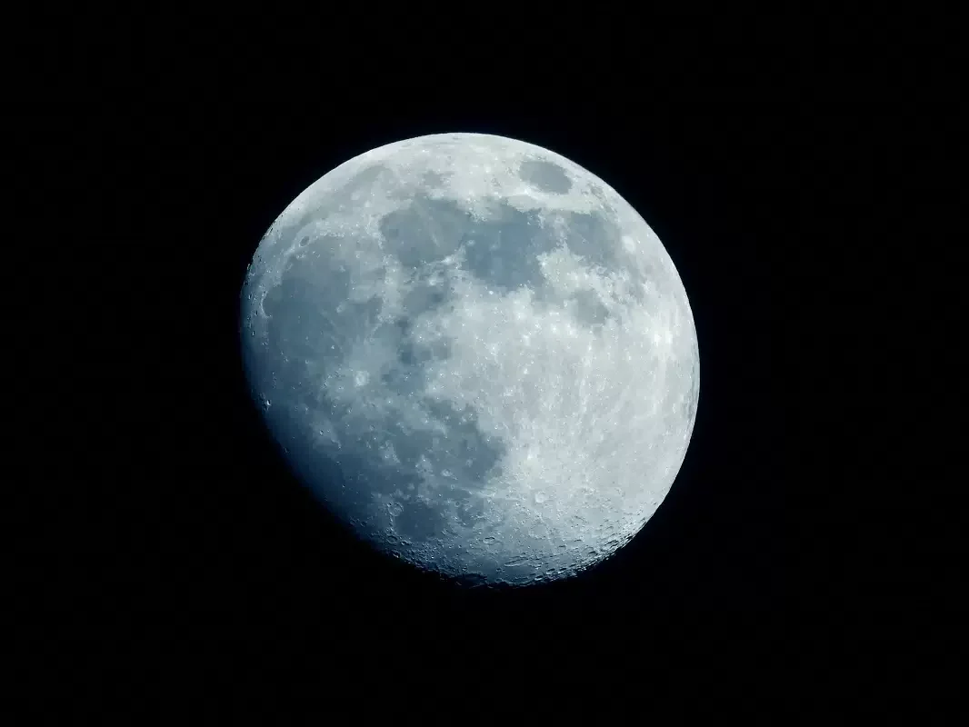 NASA показало кратер от столкновения ракеты SpaceX с Луной - ФОТО